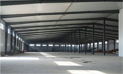 IM体育食品建有12间速冻库（总容积10,000立方米）及大型冷藏库