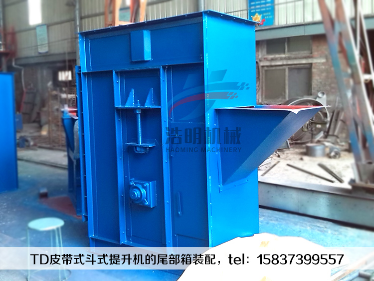 TD皮带斗式提升机的尾部箱体，，装配有磨练门、视察口、进料口等